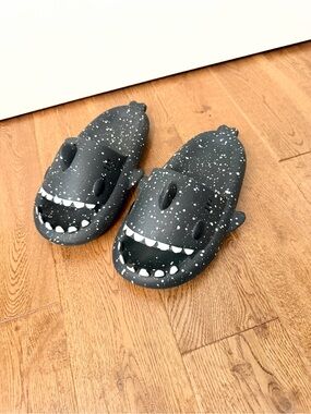 Shark slides sandals big boys size 7 black speckle pool beach sandal